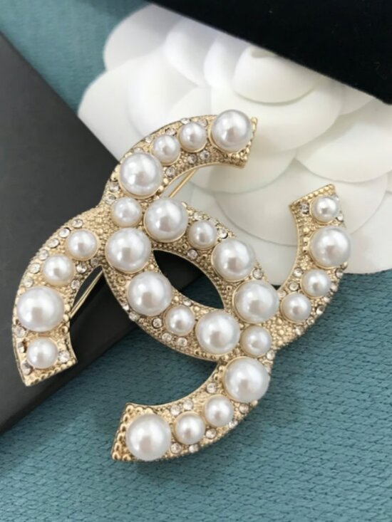 ✅Chanel pearl brooch